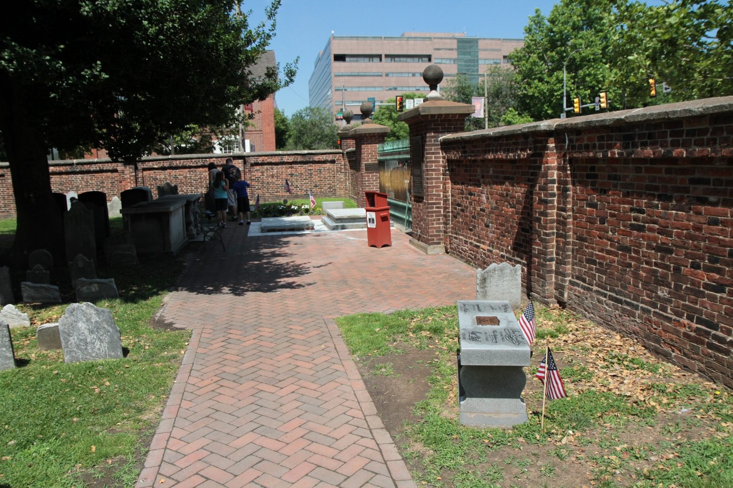Benjamin Franklin's tomb, Christ Church Cemetery, Philadelphia - 01.jpg